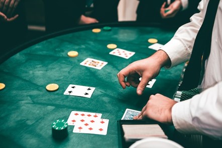 ¿Qué función tiene el crupier en el blackjack?