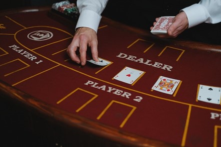 crupier en el blackjack